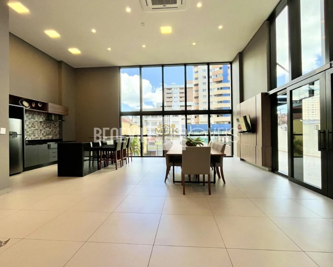 Imagem Apartamento com 2 quartos à venda no Centro de Curitiba