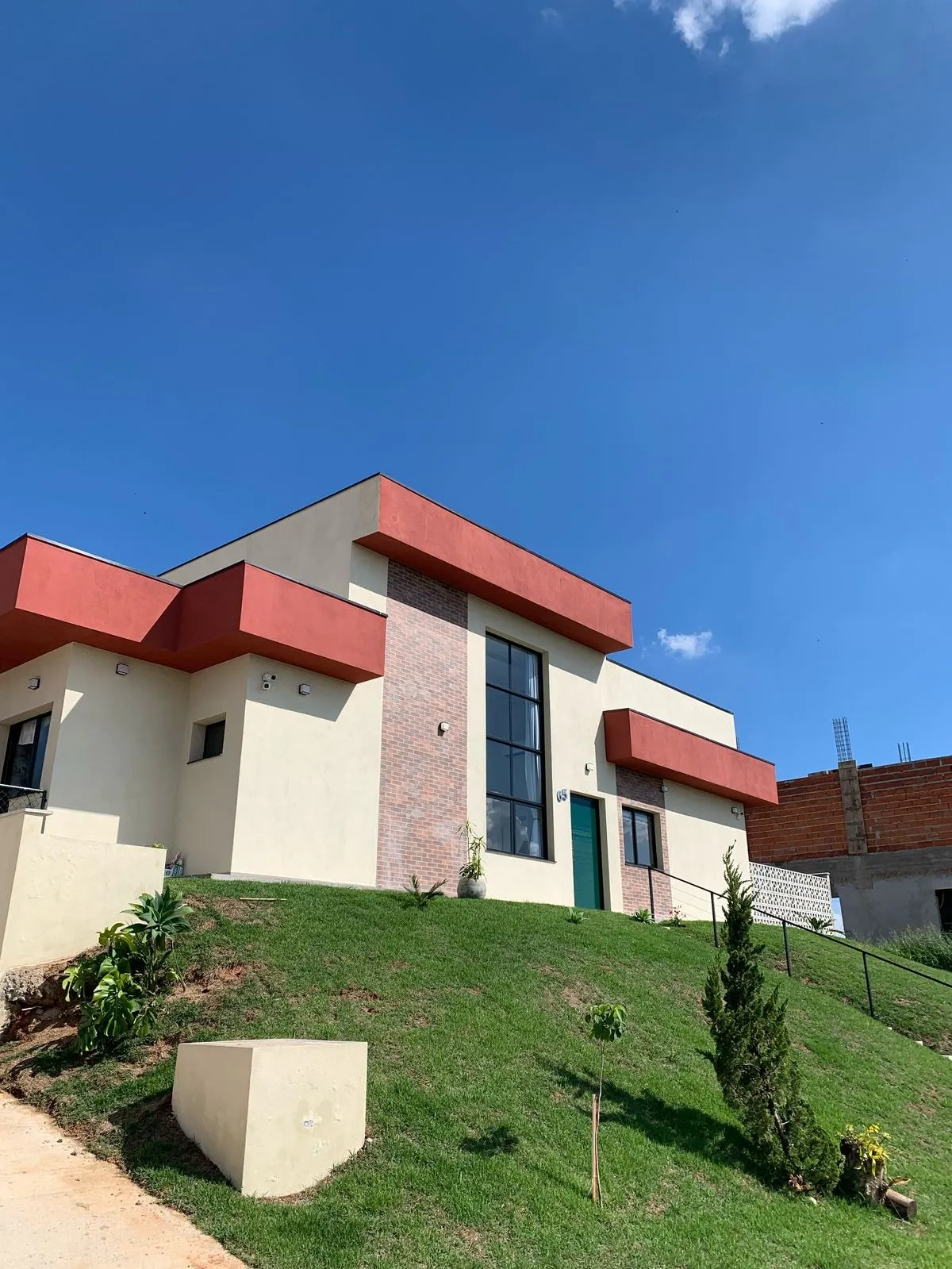 Imagem Casa em Condomínio de Luxo à Venda em Itupeva-SP, no Residencial Montes Claros: 6 quartos, 2 suítes, 5 banheiros, 2 vagas, 172 m².