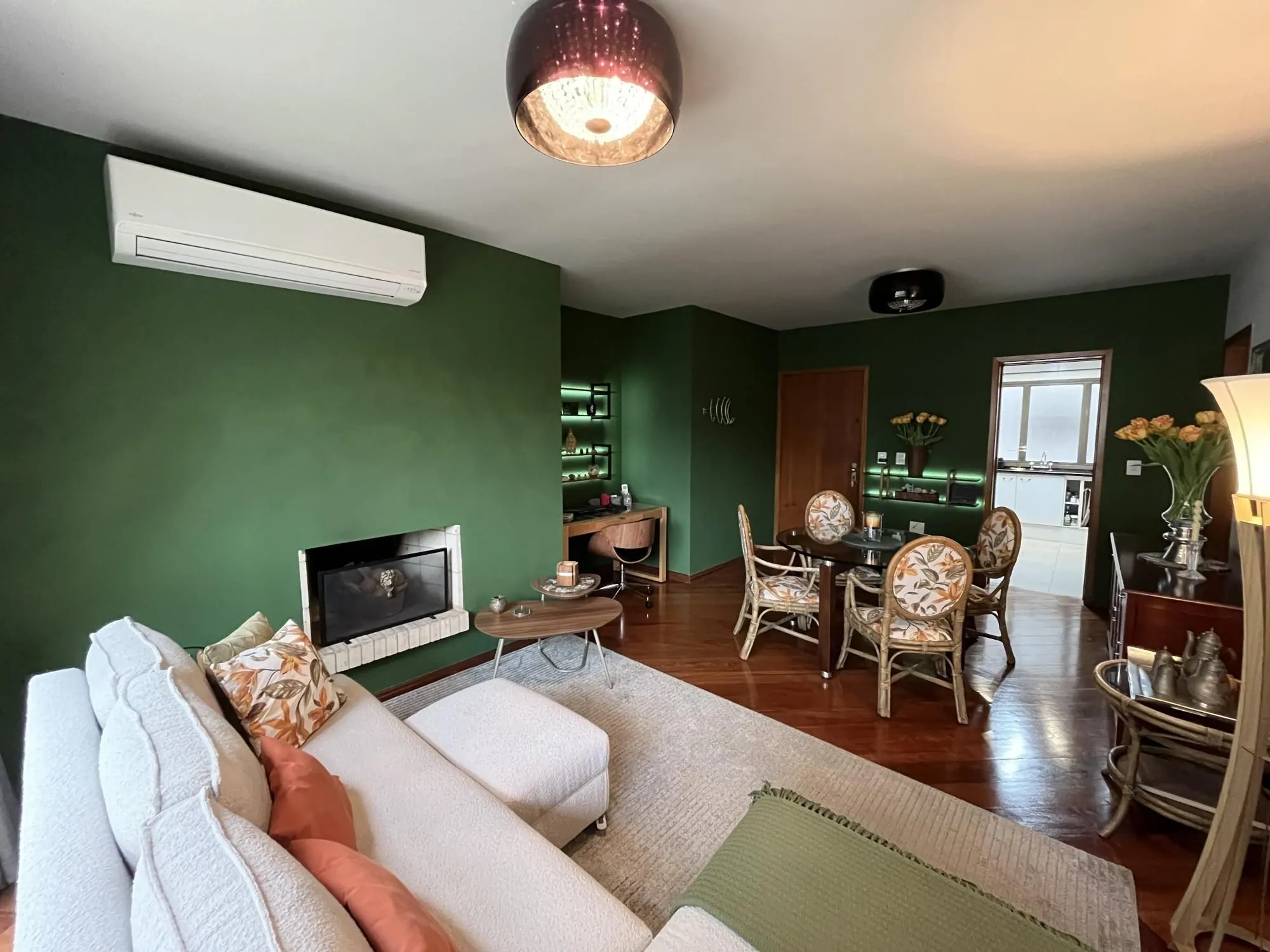 Imagem Apartamento de 2 quartos, suíte, churrasqueira, lareira e garagem Bela Vista POA