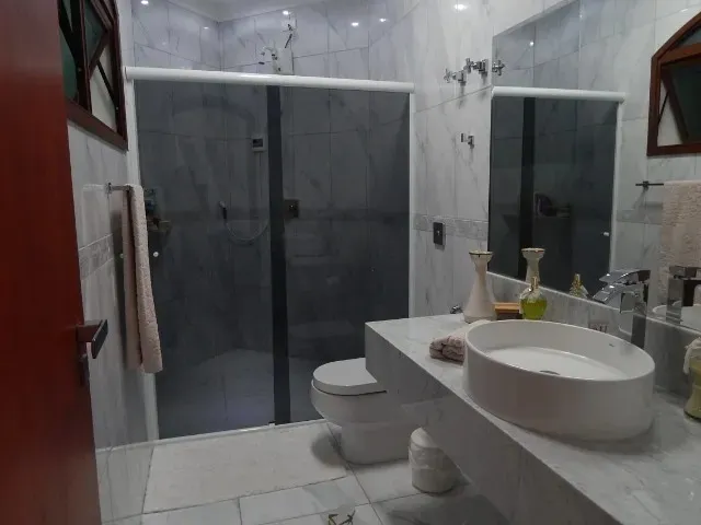 Imagem Luxuosa casa em condomínio à venda em Santana de Parnaíba, São Paulo-SP: 4 quartos, 2 suítes, 3 salas, 5 banheiros, 6 vagas, 480m².