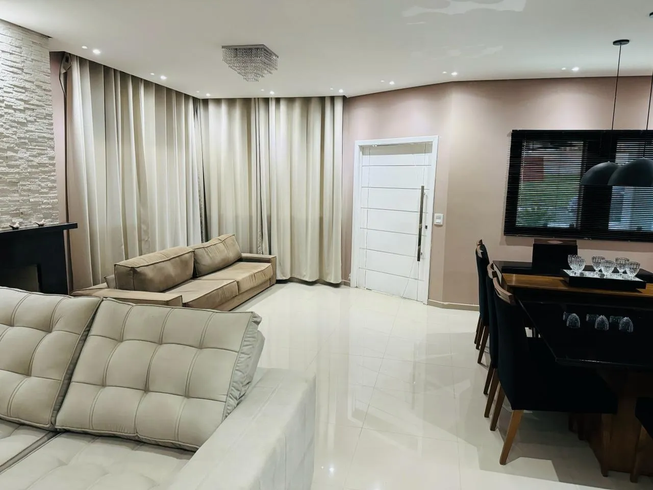 Imagem Ampla Residência com Área Gourmet e Pomar em Terreno Generoso de 906 m²: Conforto e Funcionalidade em Cada Detalhe