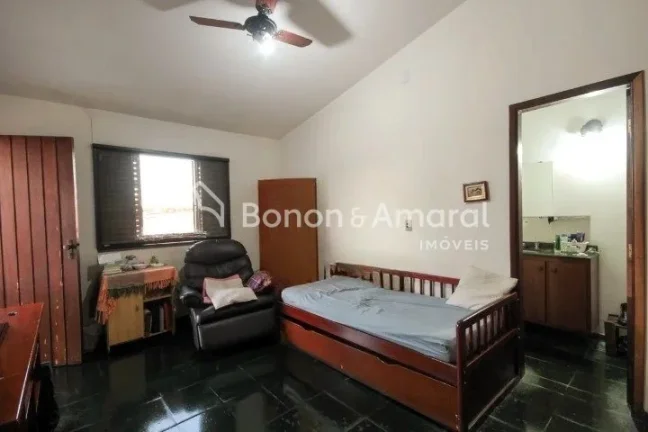 Imagem Imóvel amplo à venda com 4 quartos, sendo 3 suítes, e 5 banheiros no total. Este imóvel está be...