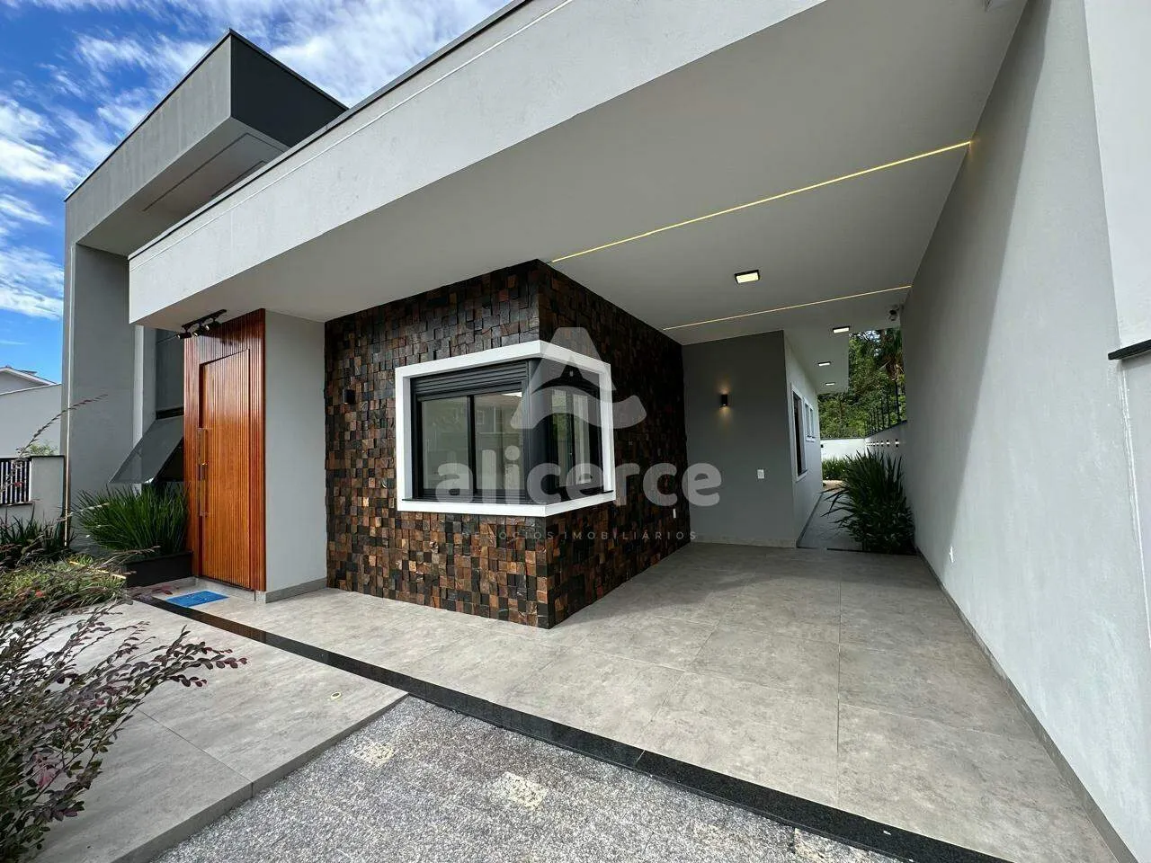 Imagem Casa mobiliada ampla, 3 dormitórios com suíte em São José - SC