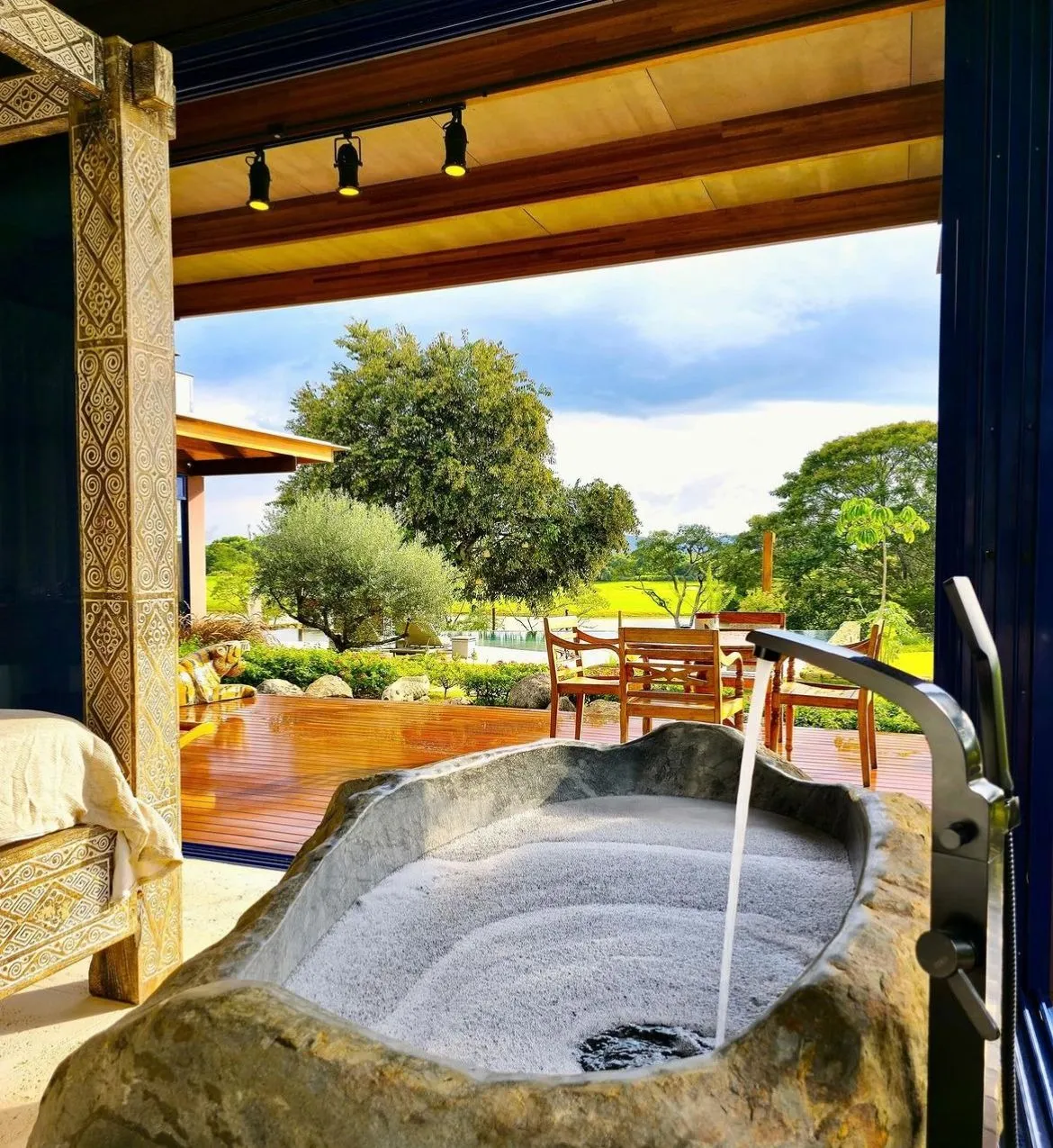 Imagem Venha se encantar com esta deslumbrante casa inspirada em Bali, localizada na prestigiada Fazenda Boa Vista, com uma vista deslumbrante
