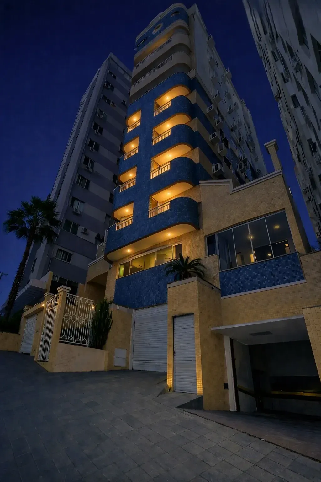 Imagem Apartamento com 2 Quartos à Venda, Locação ou Temporada, 68 m² em Centro - Florianópolis