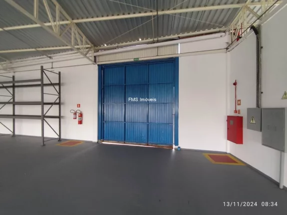Imagem Galpão com 650m2 para locação em Barueri - SP.