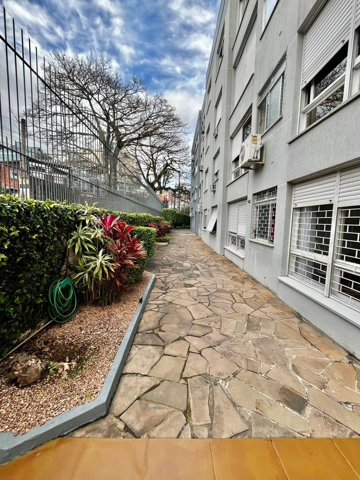 Imagem Apto de 02 dorm, banho, sala, coz, area, banho aux, dep, vaga no Cristo Redentor