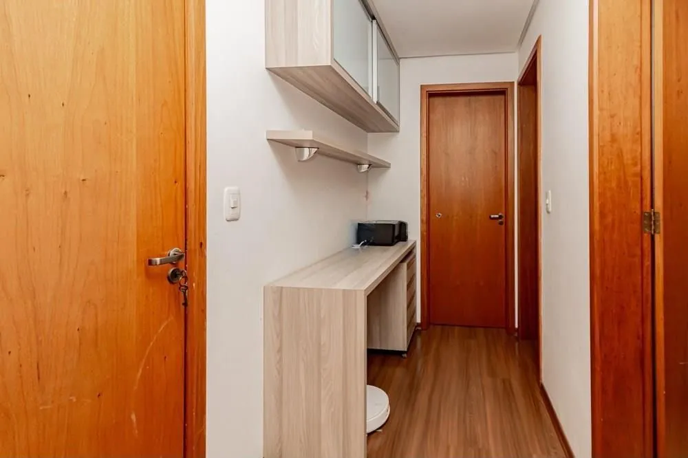 Imagem Apartamento com 3 dormitórios (sendo 1 suíte), 2 banheiros, lareira, churrasqueira e 2 vagas de garagem.