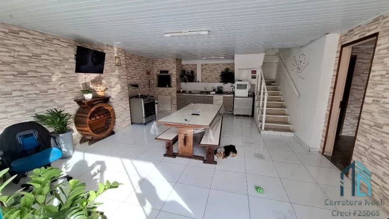Imagem Casa, terreno com duas casas, 05 quartos c/suíte, área gourmet, no Capão Raso em Curitiba PR