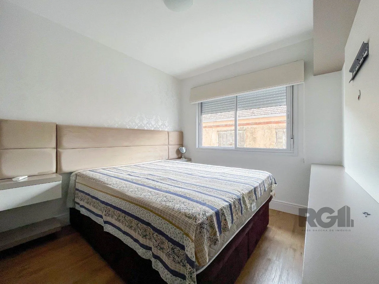 Imagem APARTAMENTO MOBILIADO 70M² DE 2 DORMITÓRIOS E 1 VAGA - BAIRRO MENINO DEUS