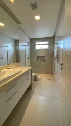 Imagem Apartamento vista mar mobiliado com 3 suítes e 3 vagas de garagem no Centro de Balneário Camboriú