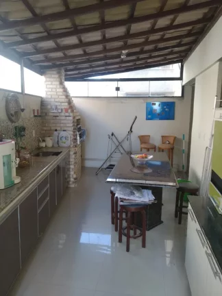 Imagem De frente para o mar da Praia do Morro 3 quartos sendo uma suíte +DCE duas vagas de garagem. Prédio com área de lazer