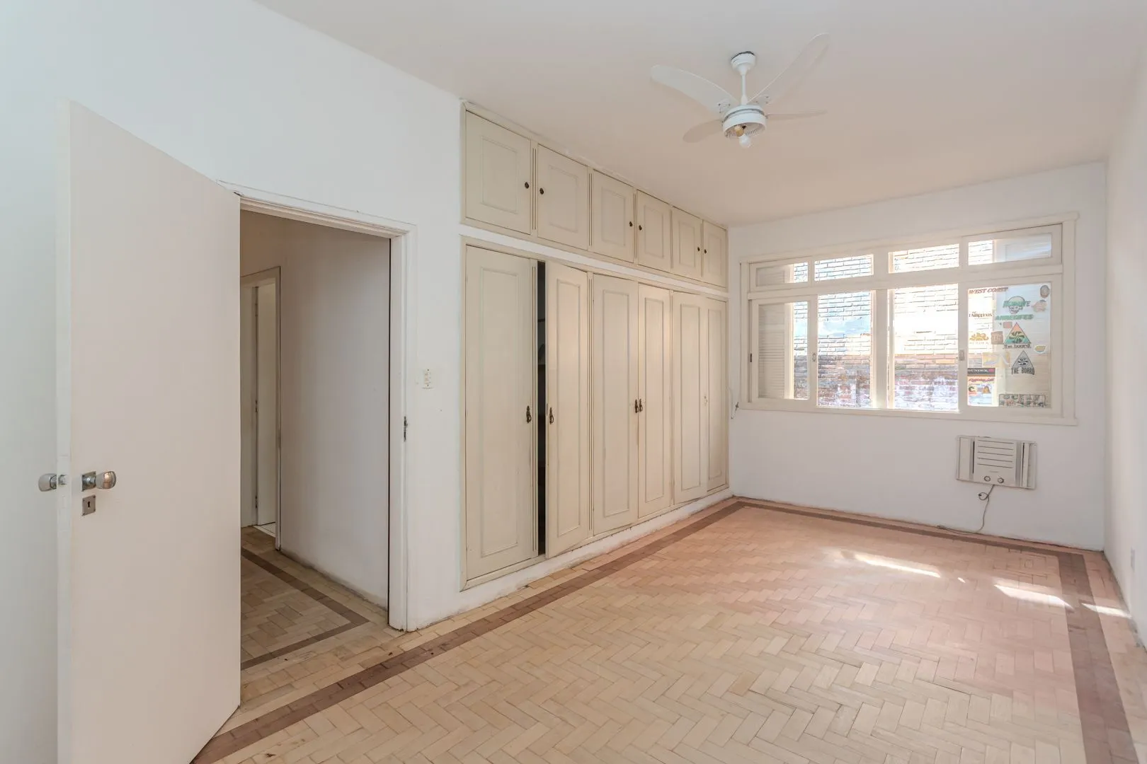 Imagem Casa no Menino Deus de 3 dormitórios e 5 vagas DESOCUPADA