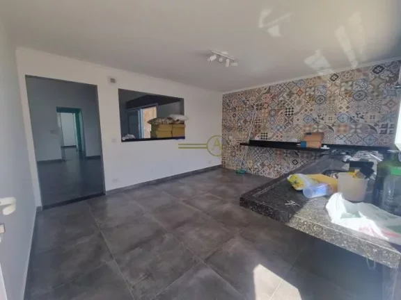 Imagem Casa térrea, alto padrão, de esquina e apenas 150 metros da praia, à venda