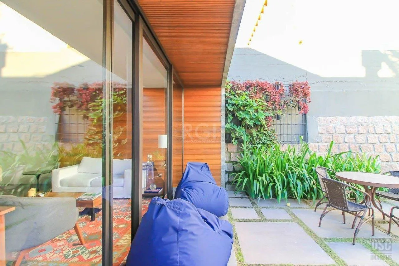 Imagem Casa para Venda - 238m², 3 dormitórios, sendo 3 suites, 6 vagas - Três Figueiras