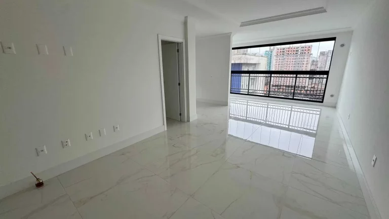 Imagem Apartamento com 3 suítes e 2 vagas de garagem em Meia Praia, Itapema/SC