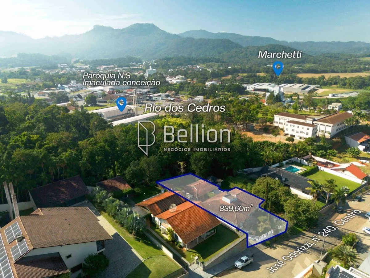 Imagem Casa semi mobiliada, com amplo terreno e piscina no Centro de Rio dos Cedros