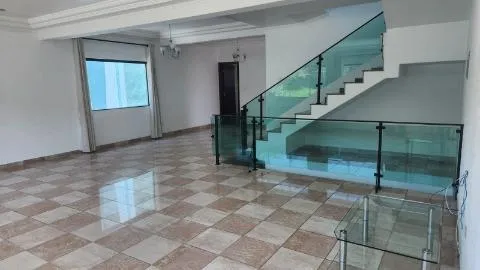 Imagem LOCAÇÃO DE SOBRADO NO CONDOMÍNIO ARUJÁ V, EM ARUJÁ/SP, 300m² com 3 quartos, suíte. CONSULTE-NOS.
