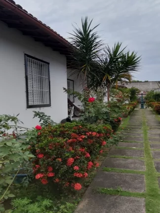 Imagem Belíssima casa linear em condomínio fechado toda reformada composta de 3 quartos sendo uma suíte varanda espaço gourmet com churrasqueira.