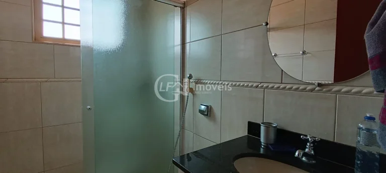 Imagem Oportunidade Única! Terreno Amplo com Casa Completa e Sofisticada