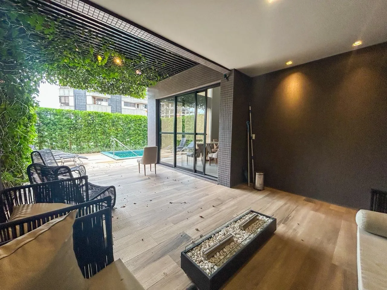 Imagem Impecável apartamento 03 dormitórios, 01 suíte - 87m² privativos, condomínio completa infra no Bairro Santa Tereza - Vaga dupla coberta.