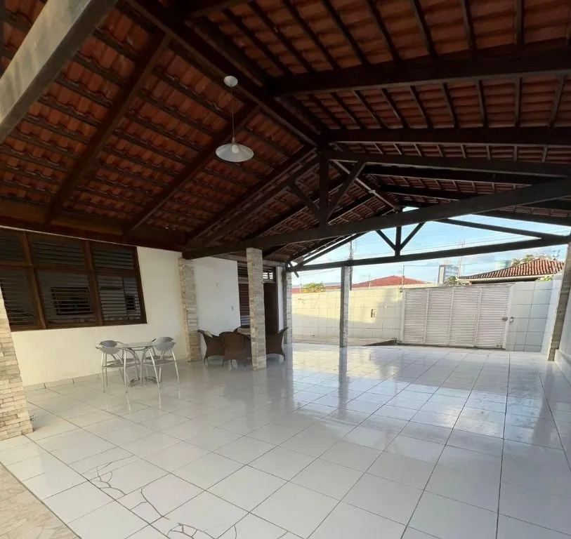 Imagem Casa duplex ampla no Bairro dos Estados, com 7 quartos, 4 suítes, varandas, terraço e excelente localização em João Pessoa.
