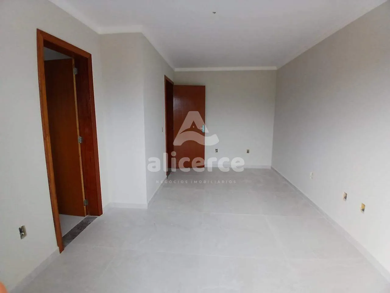 Imagem Sobrado com passagem lateral, 2 Suítes e churrasqueira, à venda no Sertão do Maruim - São José/SC