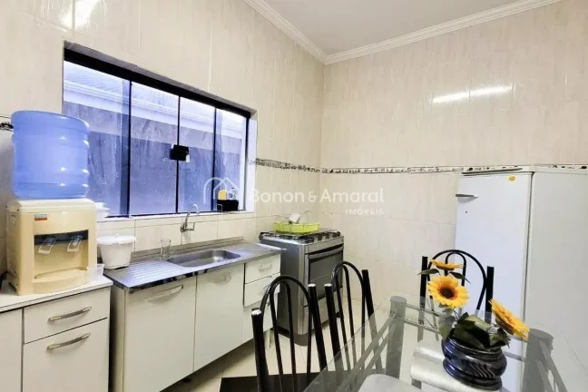 Imagem Localizada no charmoso bairro Jardim Chapadão, esta casa oferece uma excelente oportunidade para qu...