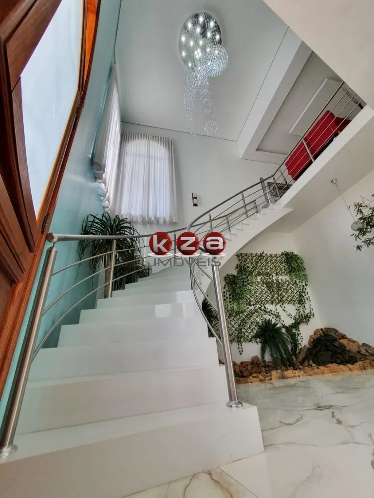 Imagem Casa de luxo no Condomínio Portal do Lago: 4 suítes, 3 salas, 7 banheiros, 2 vagas, 541m² em Valinhos-SP. Venda ou locação.