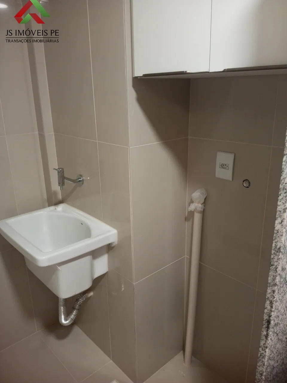Imagem Imperdível! Apartamento Mobiliado para locação em Piedade, Jaboatão dos Guararapes-PE: 1 quarto, 2 salas, 1 banheiro, 1 vaga de garagem.