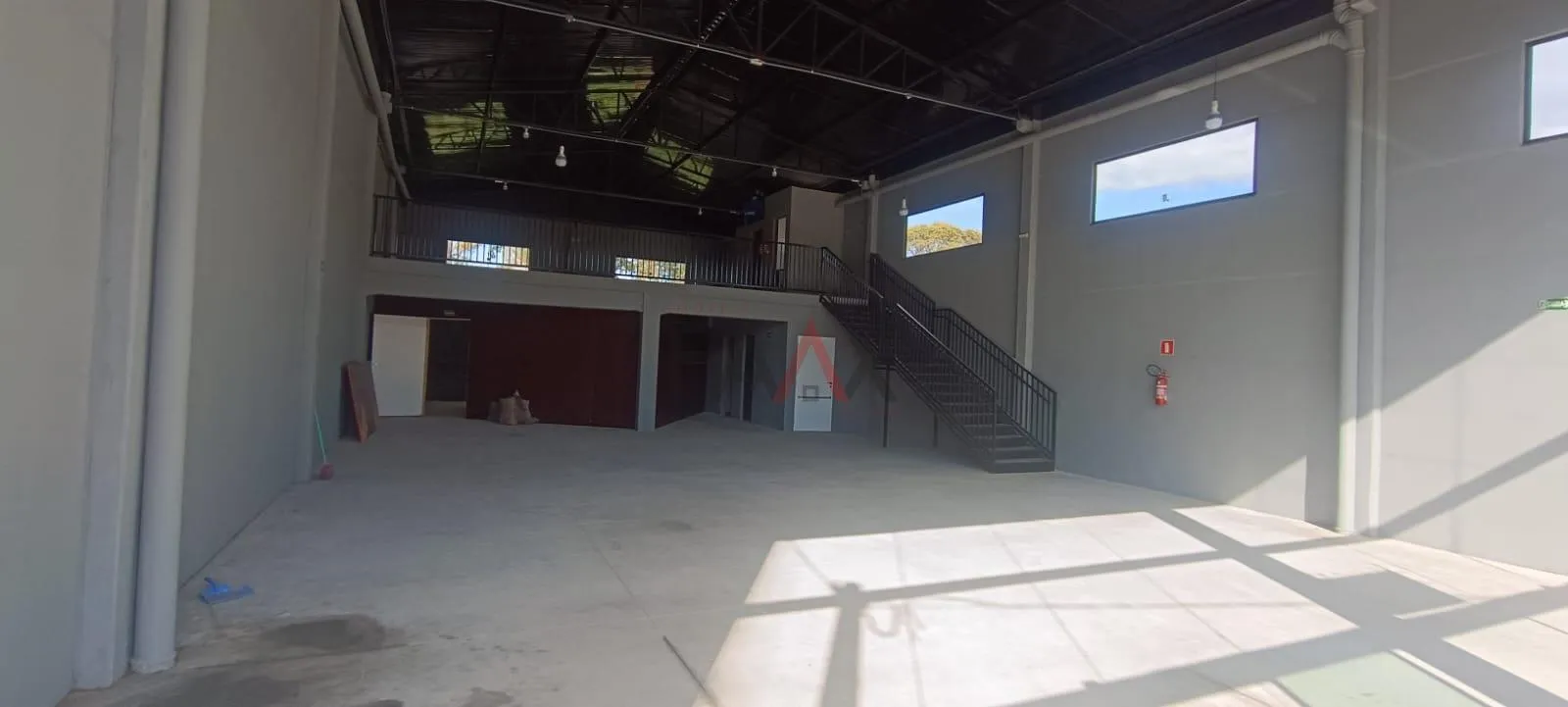 Imagem Barracão Comercial de 11,5 x 25 m com Mezanino no Bairro Conradinho