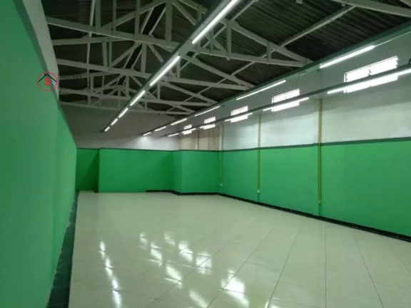 LOCAÇÃO SALÃO COMERCIAL - VILA NOGUEIRA - DIADEMA/SP. Salão amplo, 699,60 m, com 8 box individuais, com piso de porcelanato, banheiro feminino, masculino e acessível, total de 07 banheiros, espaço interno que pode ser utilizado como estacionamento. Ide