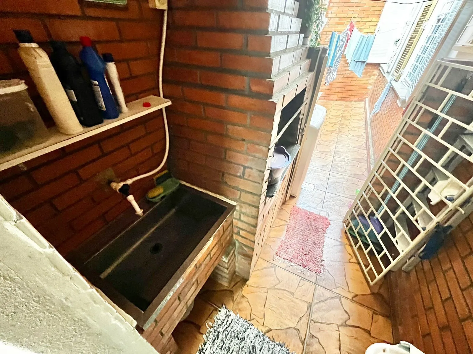 Imagem Apto térreo de 03 dorm, sala, banho, cozinha, reformado, com vaga de garagem.