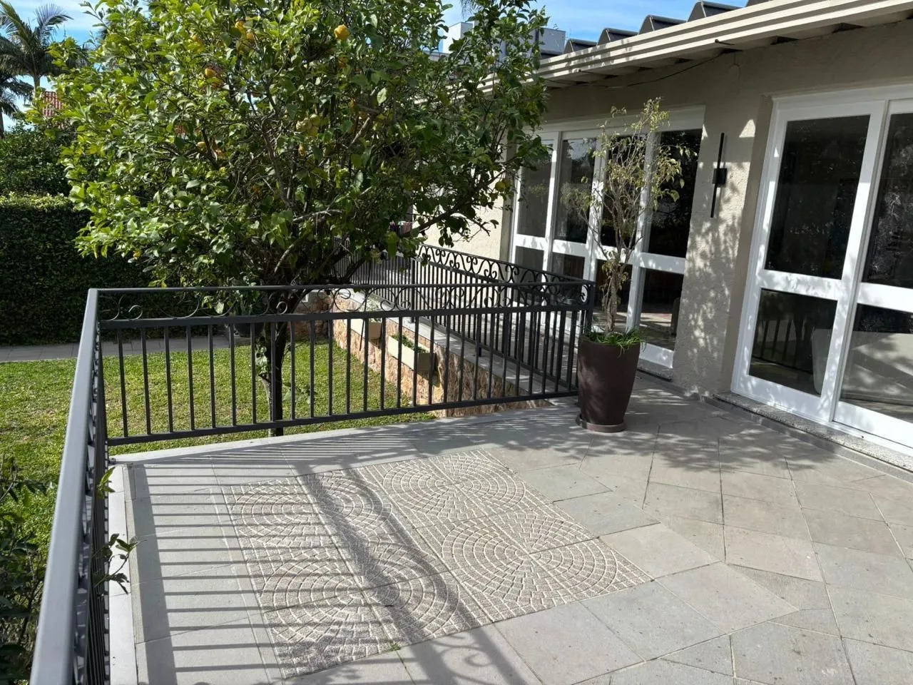 Imagem Casa 4 dormitórios, 1 suíte, 03 vagas, Bairro Três Figueiras, Porto Alegre.