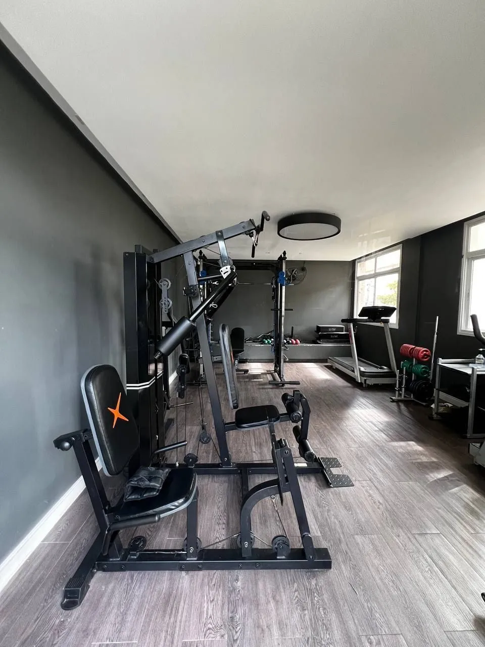 Imagem Apartamento de 3 dormitórios transformado em 2, 1 suíte e living com churrasqueira.