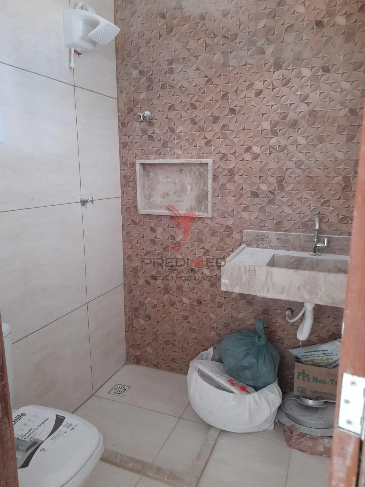 Imagem Casa com piscina,aceita carro, apartamento no negócio, 2 Suites, 3 Vagas de Garagem