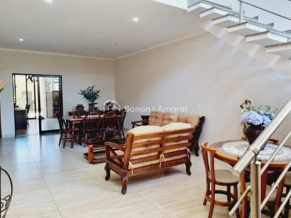 Imagem Sobrado com 4 quartos (sendo 2 suítes, uma delas no térreo), 264 m² construídos, no Condomínio ...