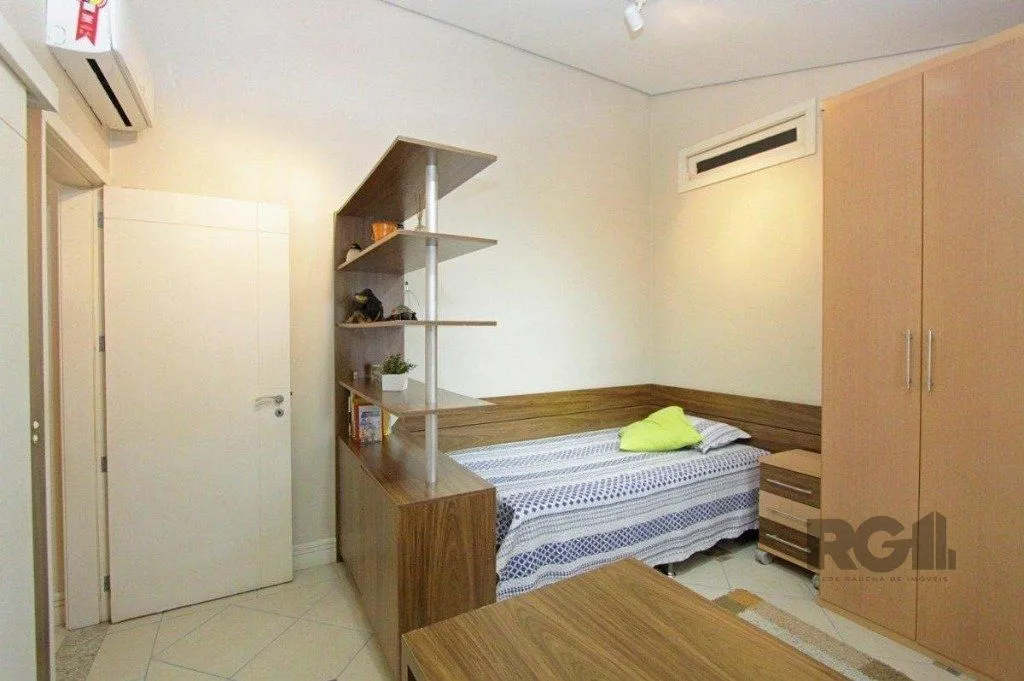 Imagem Excelente casa de 330m² com 3 dormitórios, piscina e 3 vagas.