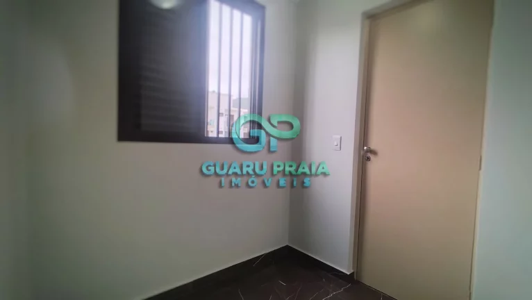 Imagem 3 quartos, sala para 2 ambientes com sacada, reformado, piso em porcelanato, cozinha com armários, banheiro social e de serviço, área de serviço.