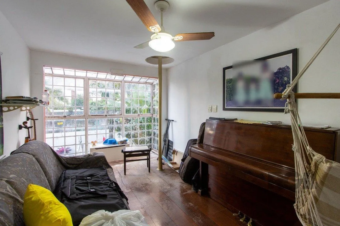 Imagem Casa no bairro Cristal, Possui 4 dormitórios, sendo 1suíte, closet e banheira de hidromassagem, com possibilidade de um podendo 1 dormitórios extra.