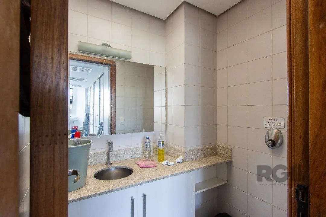 Imagem SALA COMERCIAL BAIRRO MENINO DEUS - 82m² DE ÁREA PRIVATIVA, 1 VAGA