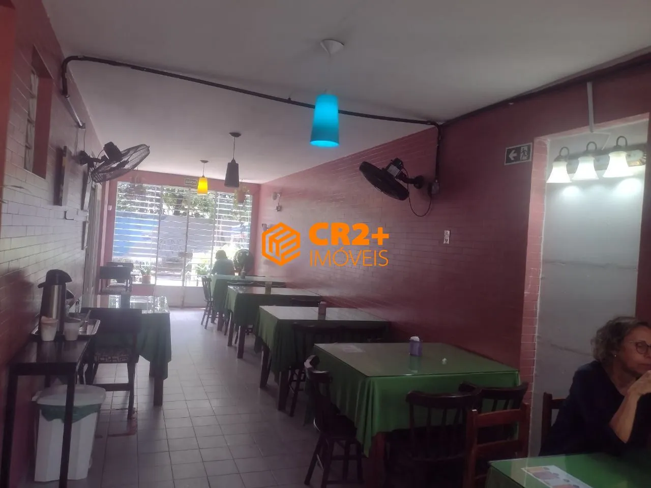 Imagem Restaurante repasse em casa amarela equipado e decorado