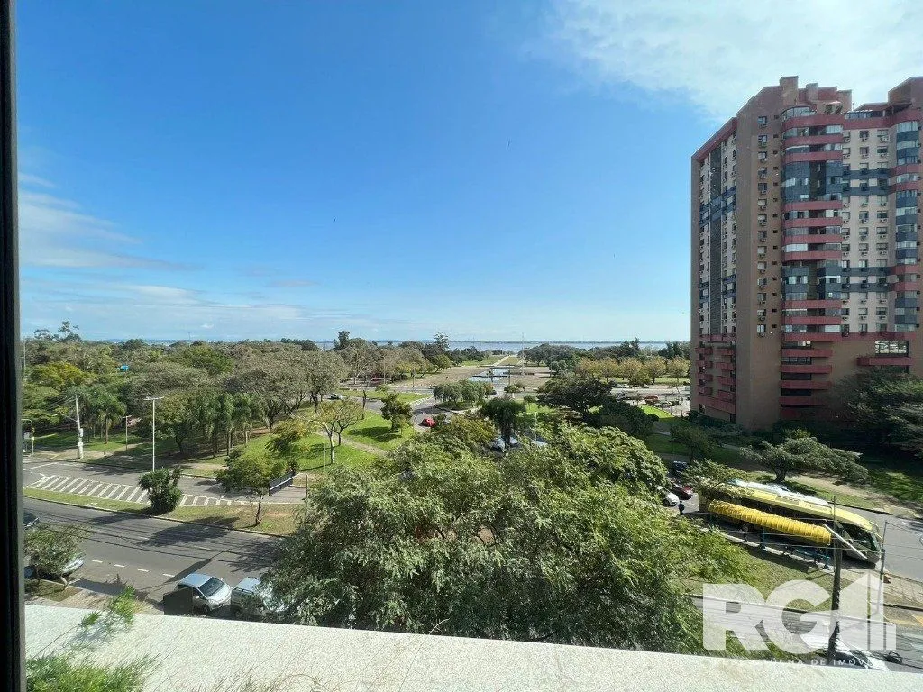 Imagem Apartamento com 143 m² privativos, possui 3 suítes, (sendo 1 máster), living, cozinha, dependência de empregada, lavabo, 143 m² de área privativa, 2 vagas de garagem.