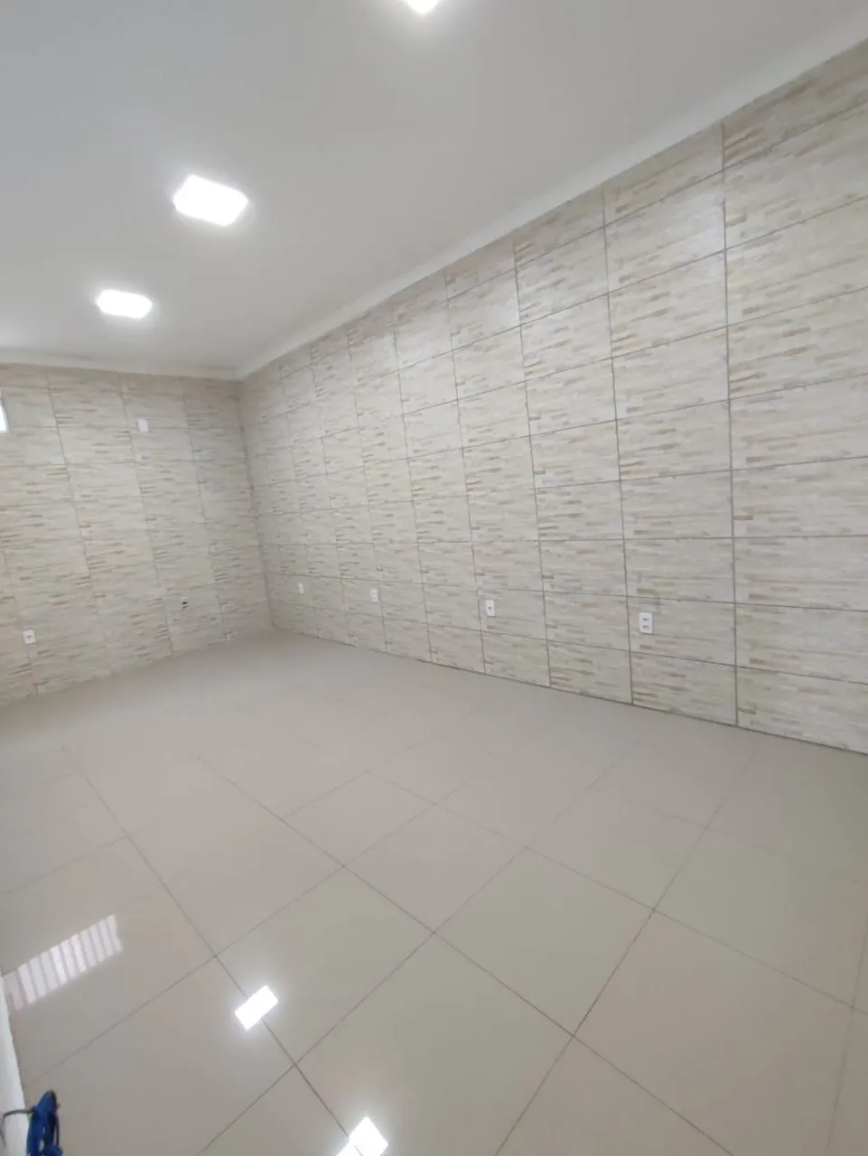 Imagem Imperdível Casa Comercial à Venda em Sorocaba-SP, Bairro Wanel Ville: 2 Quartos, 1 Suíte, 1 Sala, 3 Banheiros, 1 Vaga de Garagem e 380m² de Área.