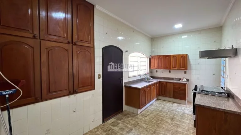 Imagem Casa à venda com 3 dormitórios no bairro Mercês, em Uberaba
