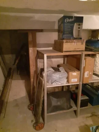 Imagem Casa térrea com 6 metros de frente por 30 metros da frente aos fundos, em lage e telhado, com piso ...