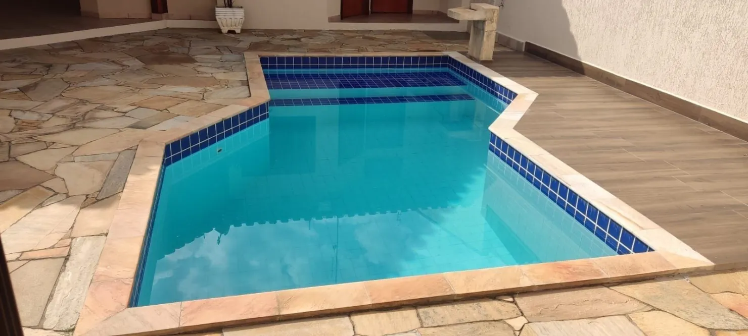 Imagem Casa Estilo Clássico com 3 Quartos, Piscina, Área Gourmet, 4 Vagas e Excelente Localização Próxima ao Centro