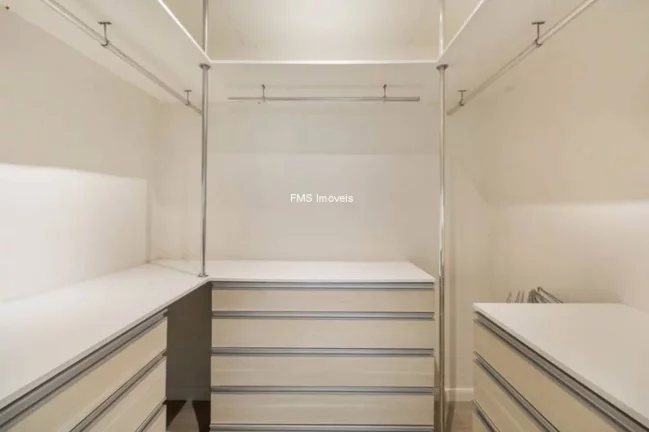 Imagem À Venda e Locação no Itaim Bibi, com 3 quartos sendo 1 suíte, 1 vaga de garagem.
