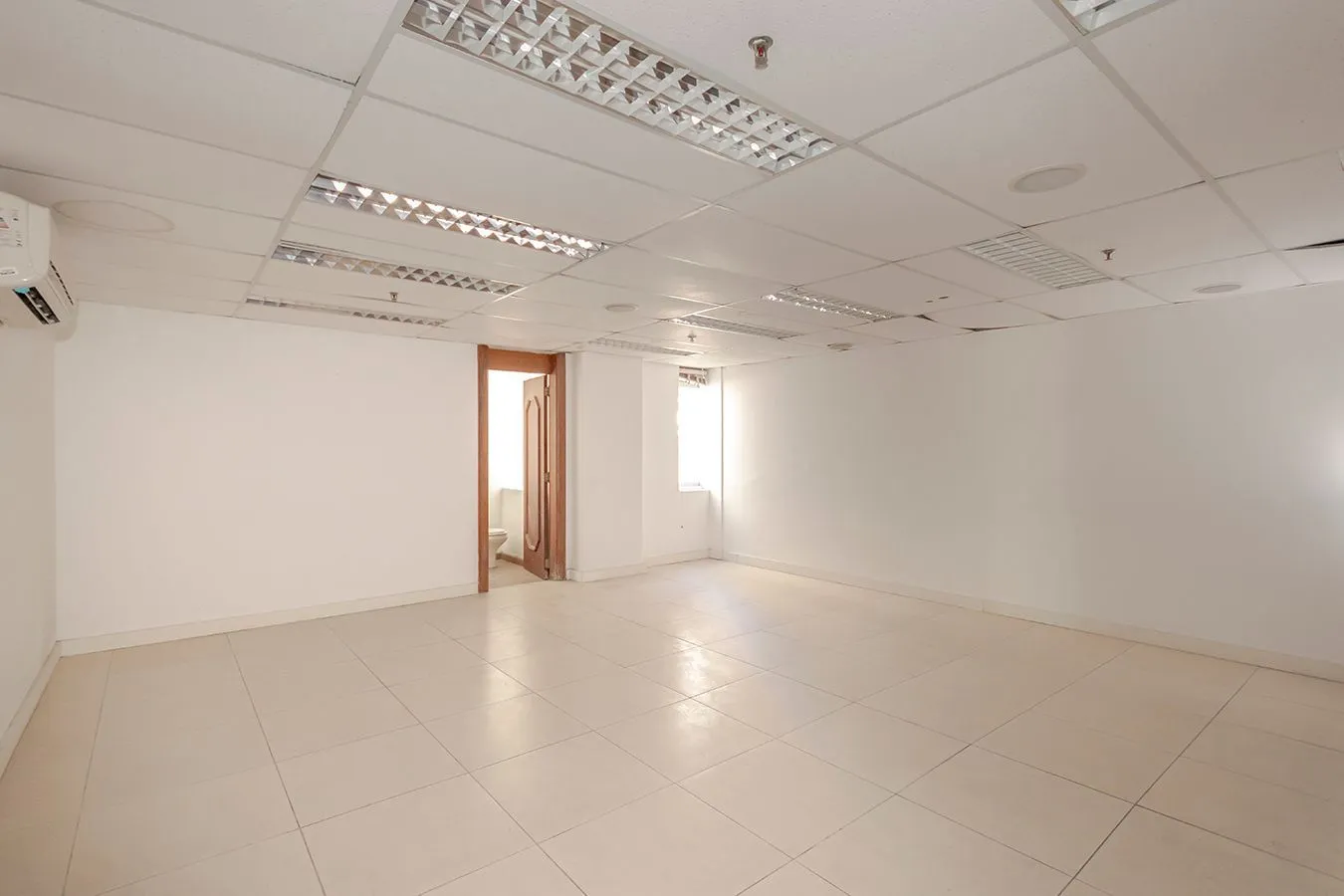 Imagem Conjunto Comercial, meio andar inteiro com várias salas e salão!