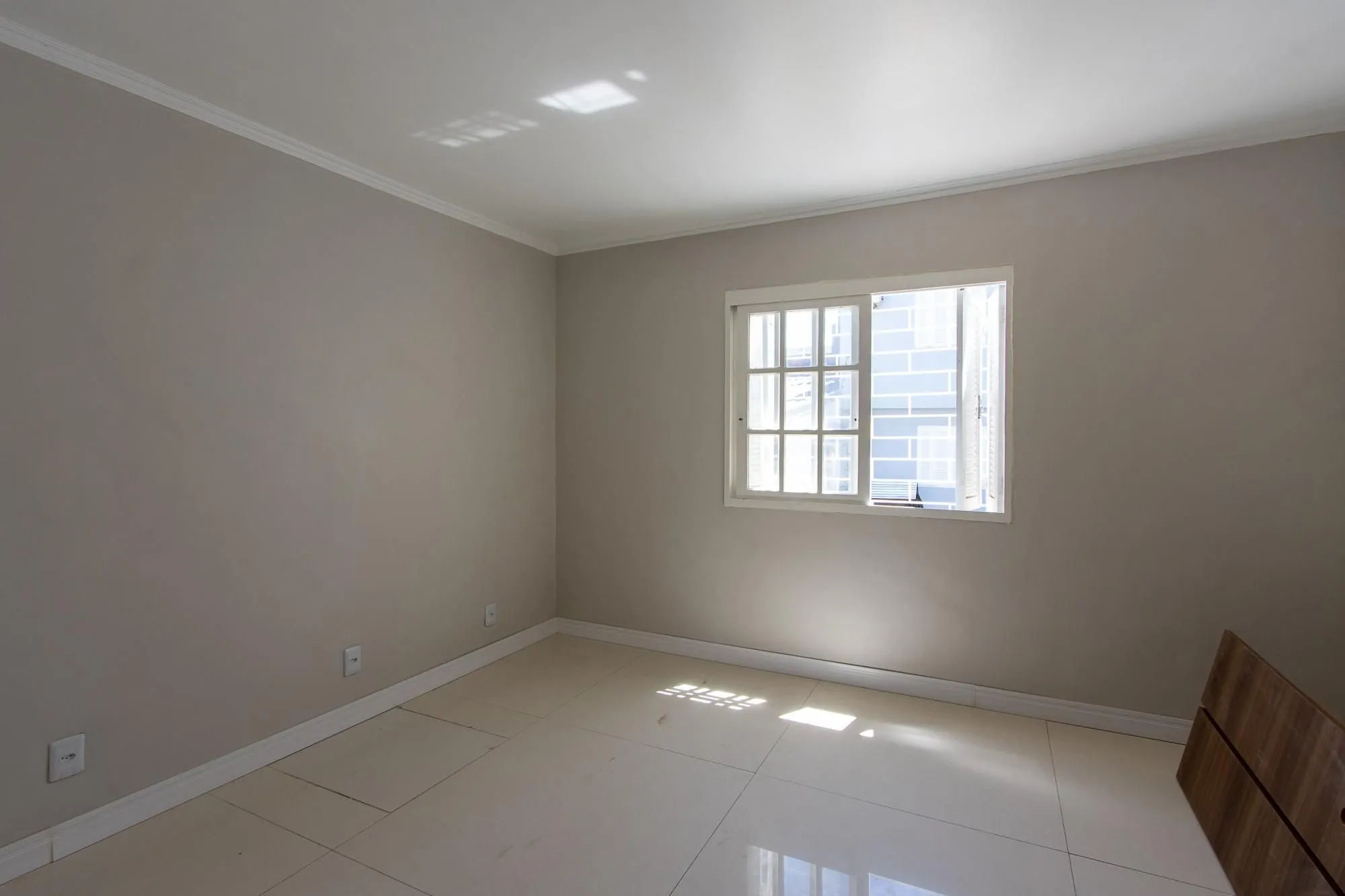 Imagem Casa de alvenaria, com 3 quartos, 1 suíte e 3 vagas de garagem.